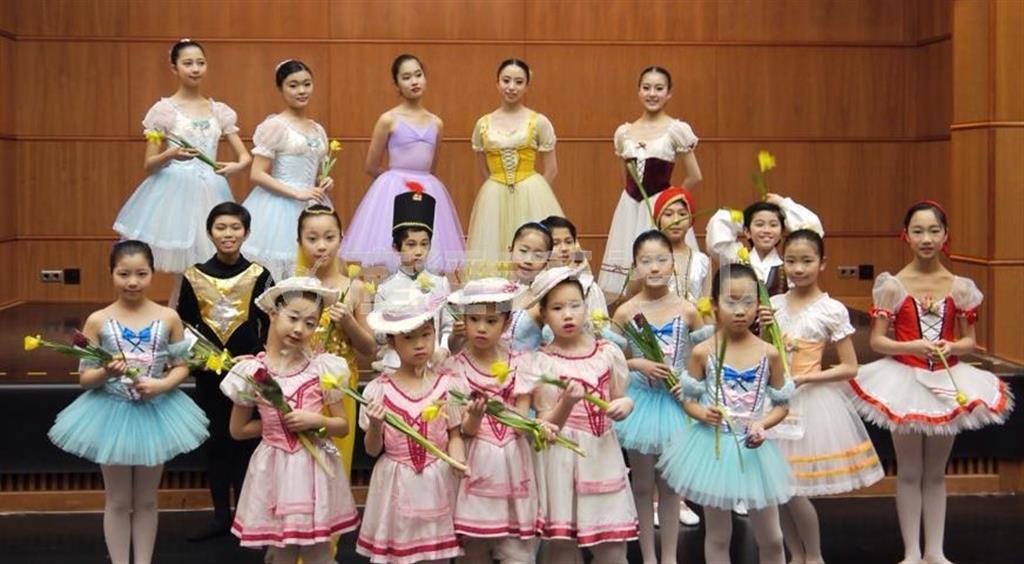 首都モスクワの日本大使館での発表会に参加した子供たち＝２０１５年２月２２日、ロシア（提供写真）