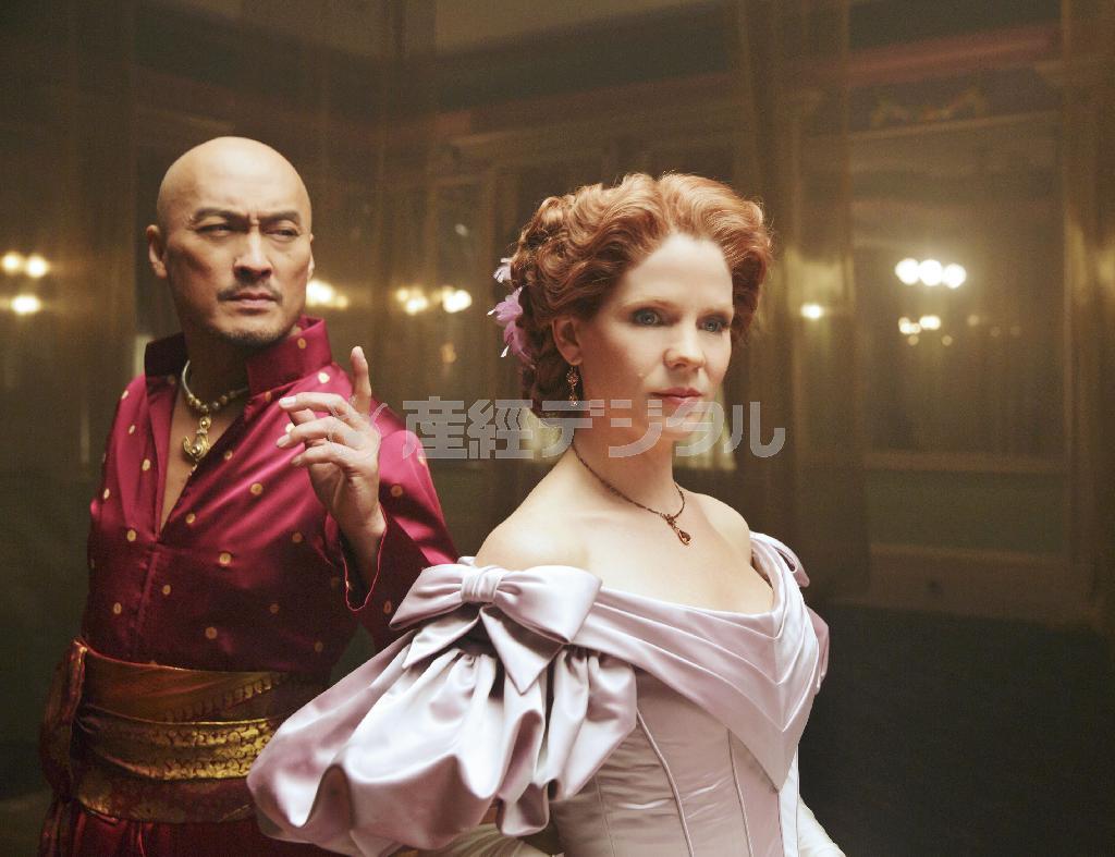 渡辺謙さん（左）が主役の一人を務めるミュージカル「王様と私」（リンカーン・センター・シアター提供＝共同）