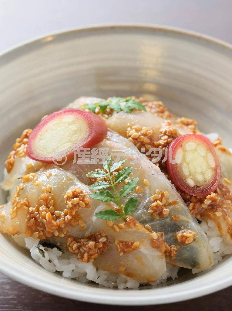 お昼のコースで出される「鯛胡麻味噌丼」は名物料理の一つ。新鮮な鯛と胡麻味噌の相性が抜群＝２０１５年３月５日、京都市東山区（志儀駒貴撮影）
