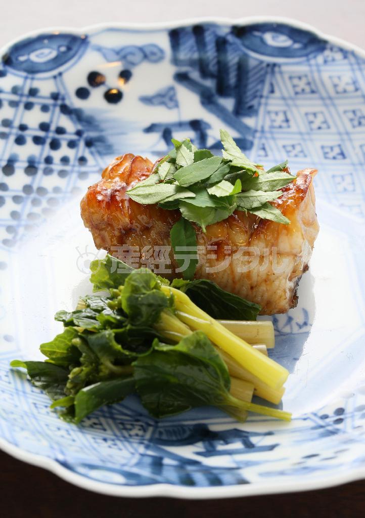 アブラメ（油目）の木の芽焼に花わさび添えて（夜のコースから）。料理長の藤井孝之輔さんが自ら旬の食材を仕入れ、季節感あふれる献立をつくる＝２０１５年３月５日、京都市東山区（志儀駒貴撮影）