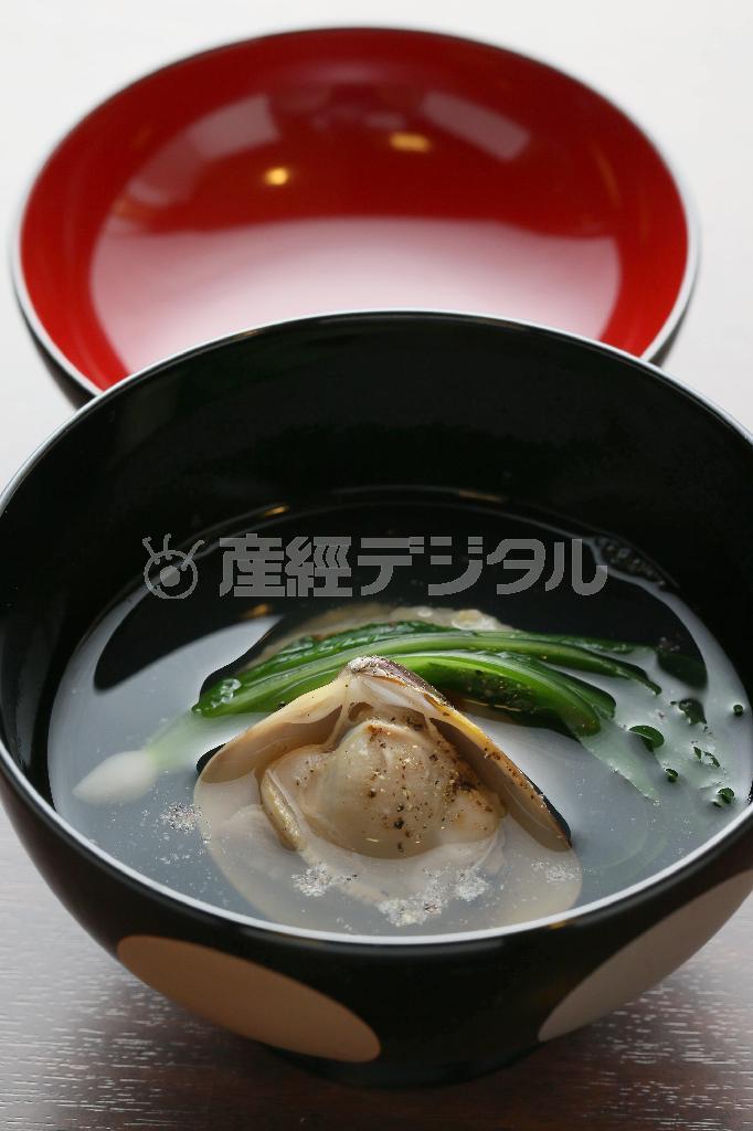 自慢のだしを生かしたお椀物。ぷりぷりのハマグリとハマグリしんじょ、うぐいす菜の吸い物に、黒こしょうが効いている（夜のコースから）＝２０１５年３月５日、京都市東山区（志儀駒貴撮影）