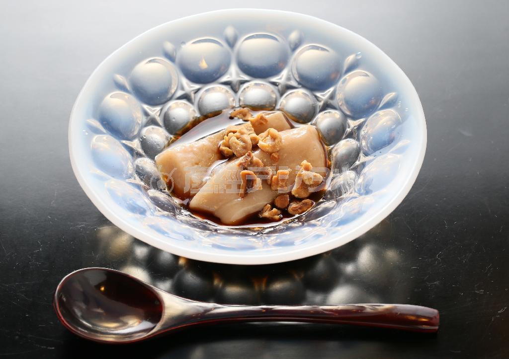 コース最後の「くるみ餅」も名物の１つ。「甘味処」でも供されており、手土産として購入することもできる＝２０１５年３月５日、京都市東山区（志儀駒貴撮影）