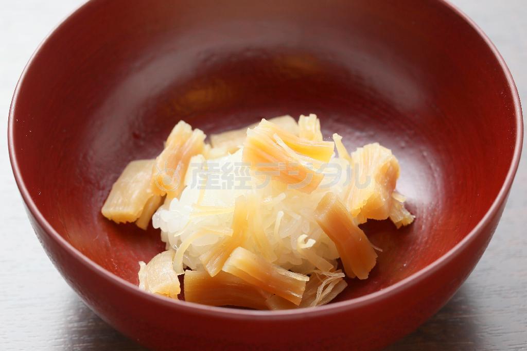 季節の先付けは「干し貝柱としょうがの飯蒸し（いいむし）」。蓋を開けると干し貝柱の香りが広がる（夜のコースから）＝２０１５年３月５日、京都市東山区（志儀駒貴撮影）