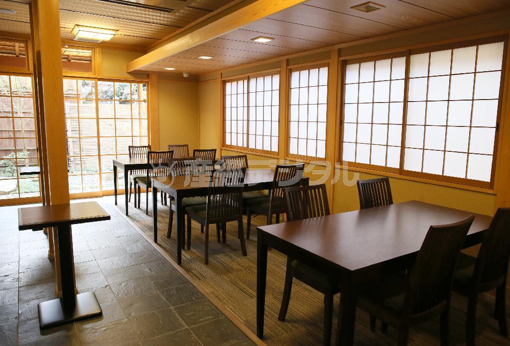 １階は箱庭を臨むテーブル席とカウンター席。２階にはテーブル席と座敷がある＝２０１５年３月５日、京都市東山区（志儀駒貴撮影）