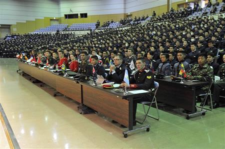 ２０１４年度国際士官候補生会議・開会式に臨む各国からの「将校の卵」。色とりどりの軍服に「軍柄」もにじむ＝２０１５年３月２日、神奈川県横須賀市の防衛大学校（提供写真）