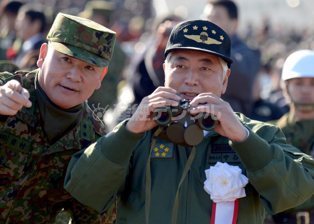 陸上自衛隊第１空挺団の降下訓練始めを視察、双眼鏡を手にする中谷元（なかたに・げん）防衛相＝２０１５年１月１１日、千葉県船橋市・八千代市の習志野演習場（酒巻俊介撮影）