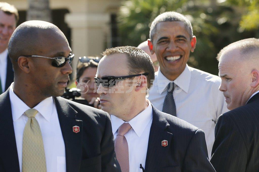 バラク・オバマ米大統領（右から２人目）を警護する大統領警護隊の隊員。昨年９月の刃物男のホワイトハウスへの侵入事件後、鳴りを潜めていた不祥事が再び発覚した＝２０１５年３月１３日、米アリゾナ州ギルバート（ロイター）