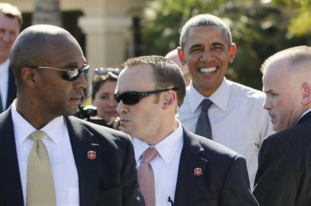 バラク・オバマ米大統領（右から２人目）を警護する大統領警護隊の隊員。昨年９月の刃物男のホワイトハウスへの侵入事件後、鳴りを潜めていた不祥事が再び発覚した＝２０１５年３月１３日、米アリゾナ州ギルバート（ロイター）