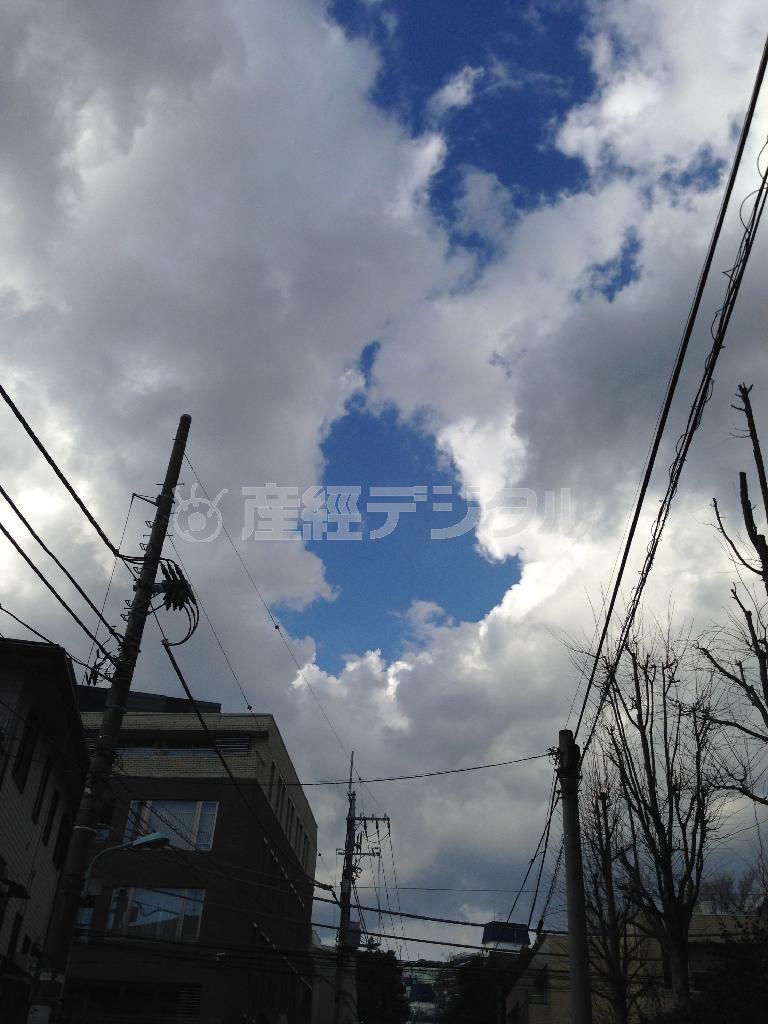 雲の向こうに青空が抜ける空は幸運を呼ぶ空＝２０１５年２月２０日（長塚圭史さん撮影）