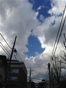 雲の向こうに青空が抜ける空は幸運を呼ぶ空＝２０１５年２月２０日（長塚圭史さん撮影）