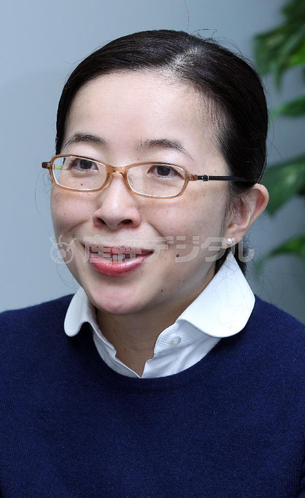 女性の生き方を書き続けてきた酒井順子さん。今回のエッセーにも魅力的な女性が登場する。「書く対象として女性が好きですね」と語る＝２０１５年２月１３日、東京都千代田区（野村成次撮影）