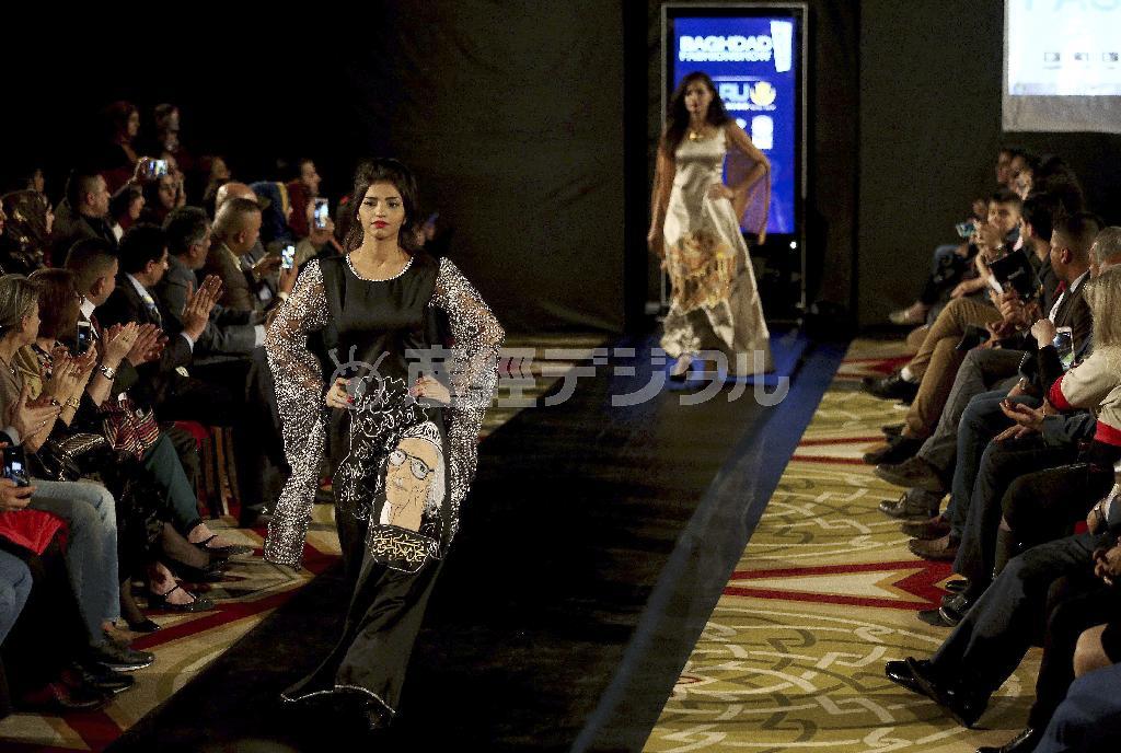 イラク出身のデザイナーによる女性服のファッションショー＝２０１５年３月１３日、イラク・首都バグダッド（ＡＰ）