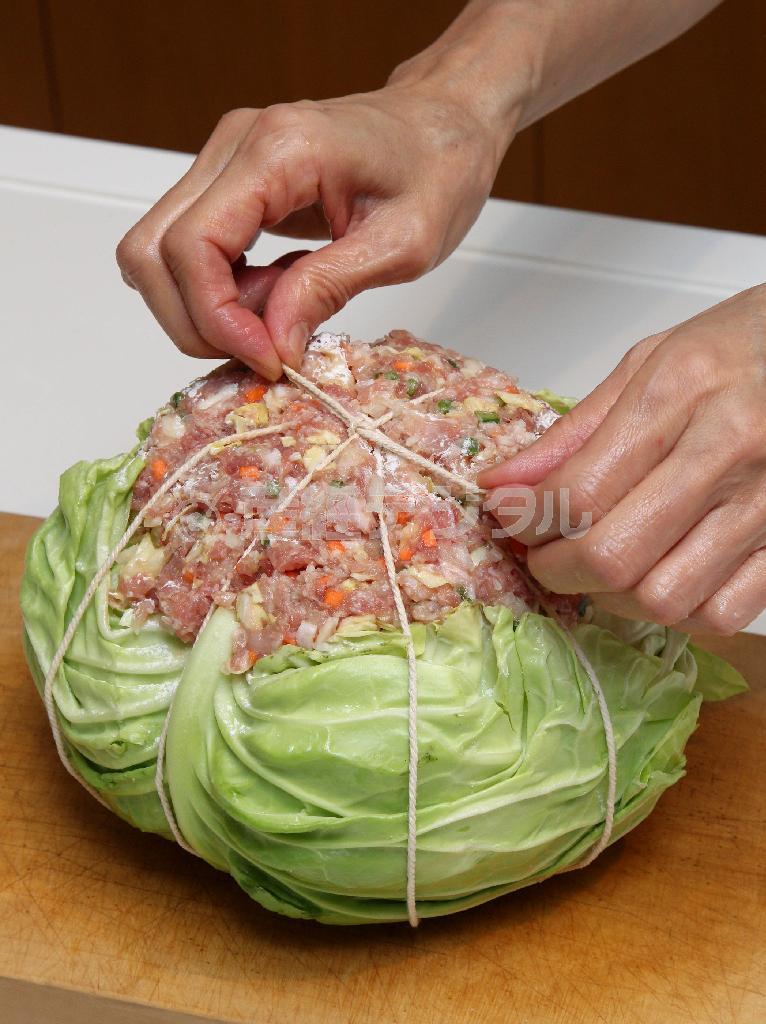 たねはギュウギュウ押し込んで大丈夫。鍋に入れるときはたねの部分を下にすれば、肉から脂が出て焦げにくい（野村成次撮影）