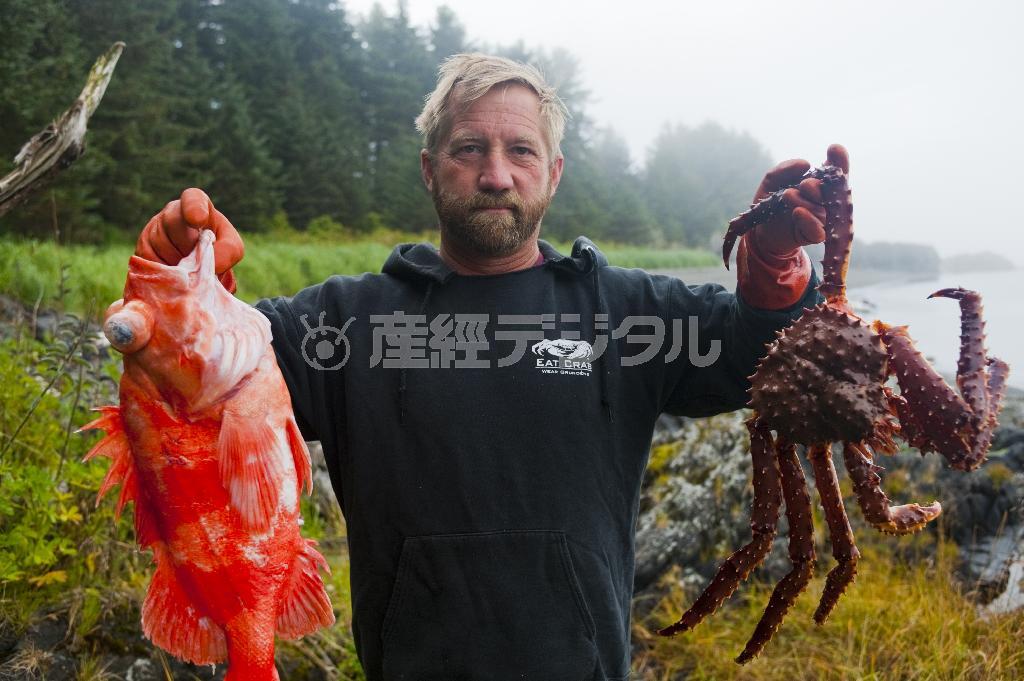 とれたての魚介類をくれた漁師。心のこもった贈り物は素材以上の味がする＝米アラスカ州（松本紀生さん撮影）