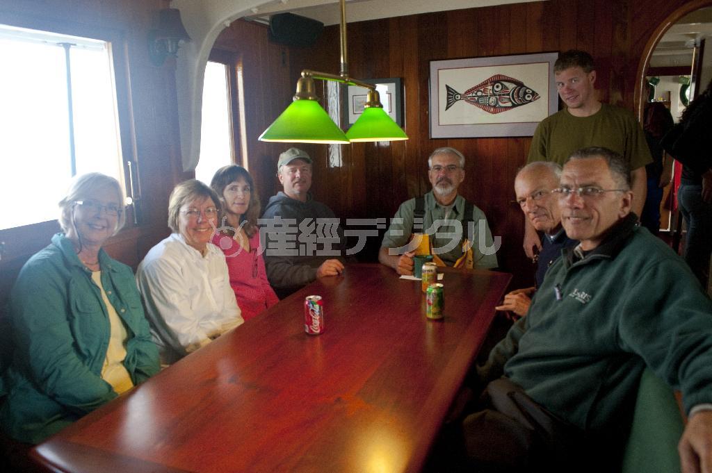 ときには船上に招待されることも。乗客とランチを共にしたある日の午後＝米アラスカ州（松本紀生さん撮影）
