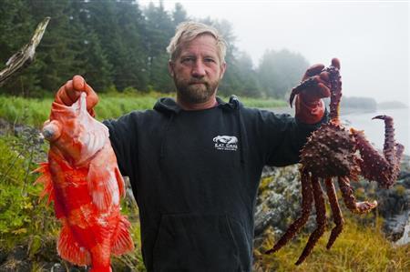 とれたての魚介類をくれた漁師。心のこもった贈り物は素材以上の味がする＝米アラスカ州（松本紀生さん撮影）