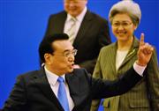 記者会見を終え、報道陣にポーズをとる中国の李克強首相＝１５日、北京の人民大会堂（共同）