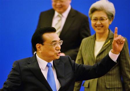 記者会見を終え、報道陣にポーズをとる中国の李克強首相＝１５日、北京の人民大会堂（共同）