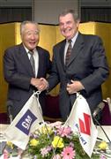 ２０００年９月、ＧＭとの提携強化を発表した鈴木修氏（左）だが、ＧＭの業績悪化などもあって０８年１１月に資本提携を解消した