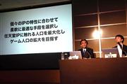共同記者発表会に臨む任天堂の岩田聡取締役社長（左）と、ディー・エヌ・エーの守安功代表取締役社長兼CEO＝東京都港区（蔵賢斗撮影）