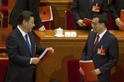 ３月１５日、全人代の閉幕直後に言葉を交わす中国の習近平国家主席（左）と李克強首相。政権のトップ２は、反腐敗運動の思わぬ副作用に頭を悩ましている＝２０１５年、中国・首都北京市西城区の人民大会堂（ＡＰ）