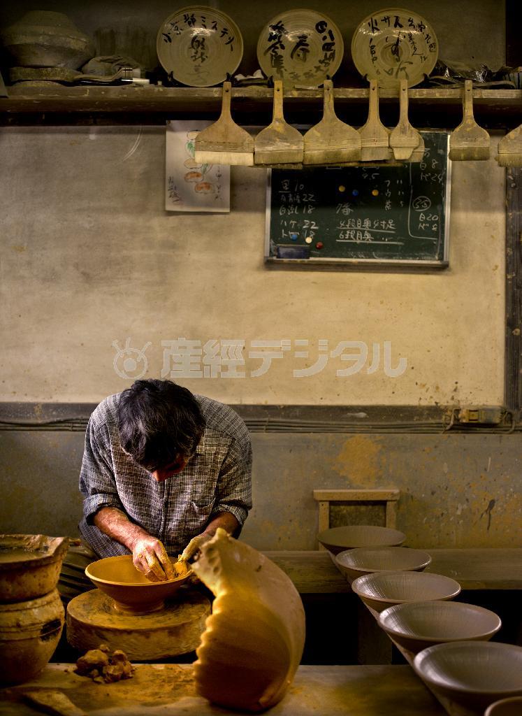 小鹿田焼（おんたやき）の土は、コシが強く、粘りがあり、きめが細かいが、伸ばしにくく、乾燥時に底割れを起こしやすいことから技術を要する＝２０１４年１０月１日（井浦新さん撮影）