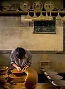 小鹿田焼（おんたやき）の土は、コシが強く、粘りがあり、きめが細かいが、伸ばしにくく、乾燥時に底割れを起こしやすいことから技術を要する＝２０１４年１０月１日（井浦新さん撮影）