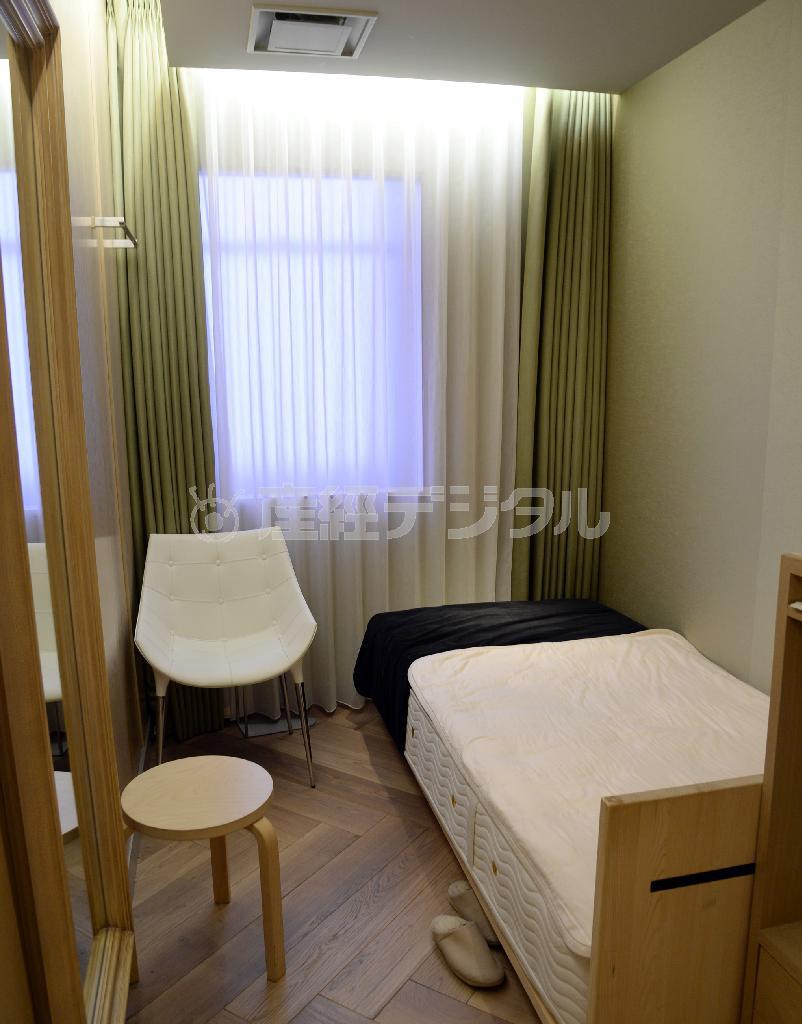 寝具コーナーでは、枕などの使い心地を実際に試せる小部屋が並ぶ＝２０１５年３月６日、東京都新宿区（川口良介撮影）