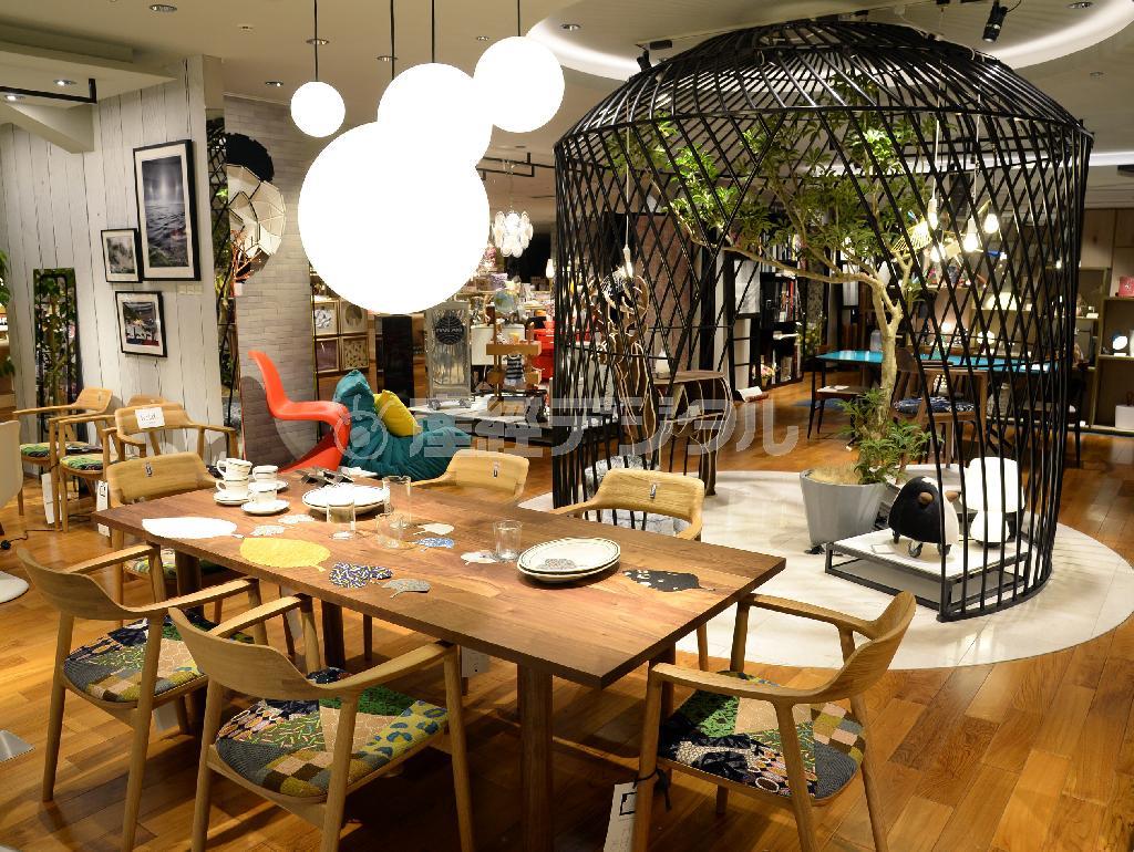 皆川明氏のブランド「ミナ＿ペルホネン」のファブリックの余り布をパッチワークした生地を、マルニ木工のチェアに使用した限定品「ＨＩＲＯＳＨＩＭＡ」アームチェア（１０万６９２０円～１５万１２０円）は、すでに完売の人気＝２０１５年３月６日、東京都新宿区（川口良介撮影）