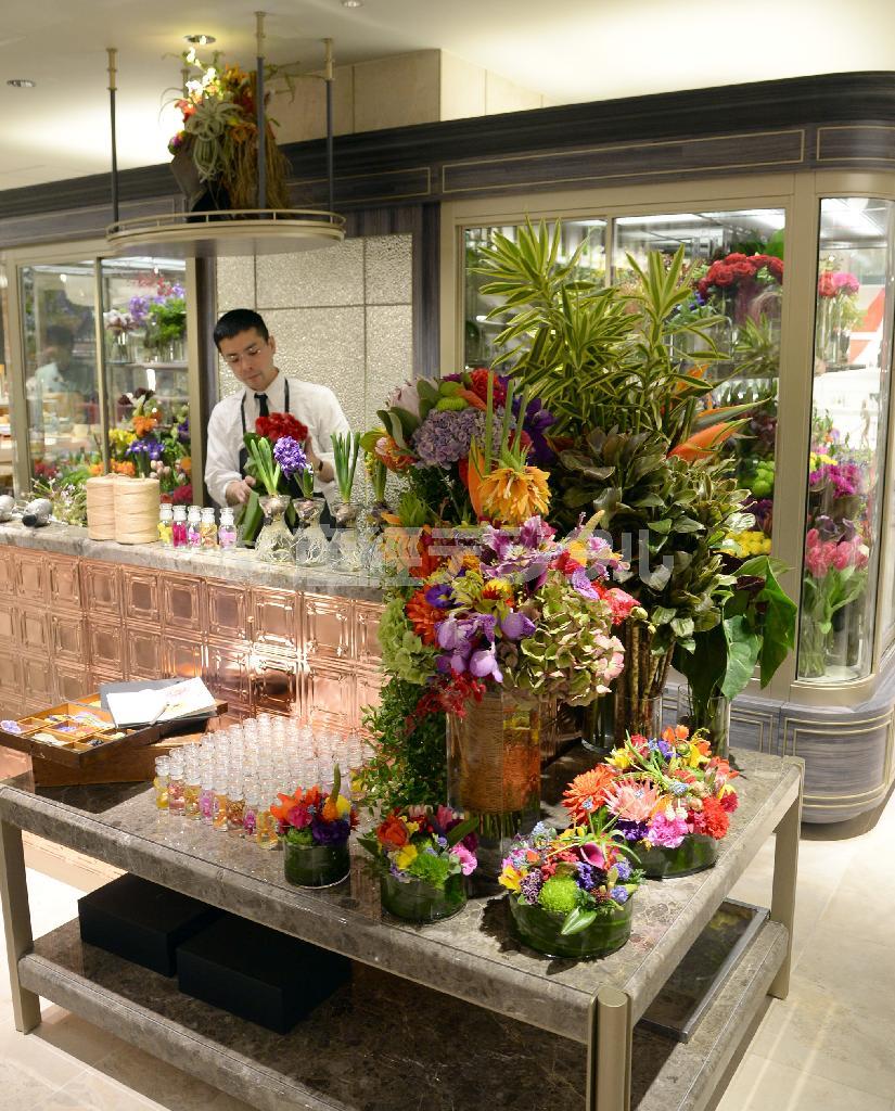 「暮らしには花が必要」と通常は下層階にある生花売り場をリビングフロアに＝２０１５年３月６日、東京都新宿区（川口良介撮影）