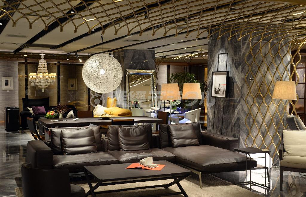 イタリア高級家具ブランド、フレックスフォルムの逸品。ソファ「ライフスティール」（３５９万７４８０円）、リビングテーブル「エミリー」（３５万９６４０円）、ラウンジチェア「フィールグッド」（７０万２０００円）とお高いながら問い合わせは多数、居心地抜群の暮らしを彩る＝２０１５年３月６日、東京都新宿区（川口良介撮影）