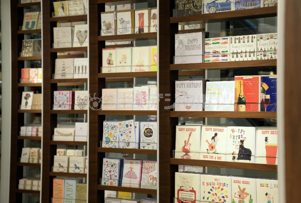 「用事はメールで済ませても、大事な人には手書きのカードを贈りたい」と、充実させたグリーティングカードのコーナー＝２０１５年３月６日、東京都新宿区（川口良介撮影）