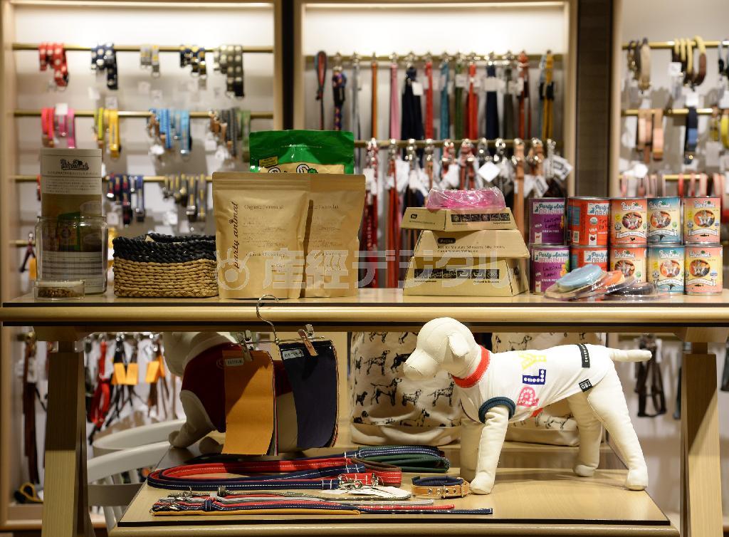 ペットとの暮らしも提案。ウェア（７５６０円～）、首輪（５９４０円～）、ドッグフード（７５６円～）など＝２０１５年３月６日、東京都新宿区（川口良介撮影）