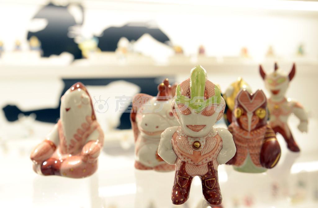 九谷焼の作家が競作した「ＵＬＴＲＡＭＡＮ×ＫＵＴＡＮＩ＿ＡＲＴ＿ＣＯＬＬＥＣＴＩＯＮ」は３月２４日まで開催。中央のウルトラマンは有生礼子作、各３万２４００円から＝２０１５年３月６日、東京都新宿区（川口良介撮影）。（Ｃ）円谷プロ