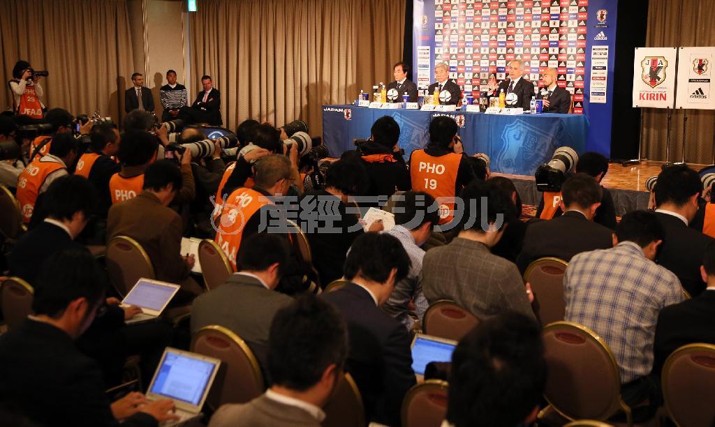 サッカー日本代表のバヒド・ハリルホジッチ新監督（壇上の右から２人目）の来日会見には多数のメディアが詰めかけた＝２０１５年３月１３日、東京都港区（中井誠撮影）
