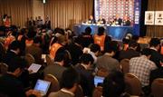 サッカー日本代表のバヒド・ハリルホジッチ新監督（壇上の右から２人目）の来日会見には多数のメディアが詰めかけた＝２０１５年３月１３日、東京都港区（中井誠撮影）