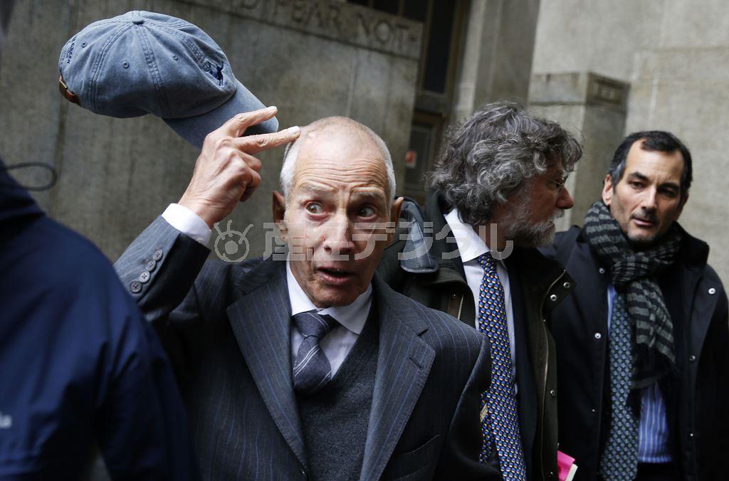 殺人容疑で逮捕・訴追されたロバート・ダースト容疑者（右から３人目）。自ら出演したドキュメンタリー番組でうっかり過去の殺人を“自白”してしまったことで逮捕された＝２０１４年１２月１０日、米ニューヨーク（ロイター）