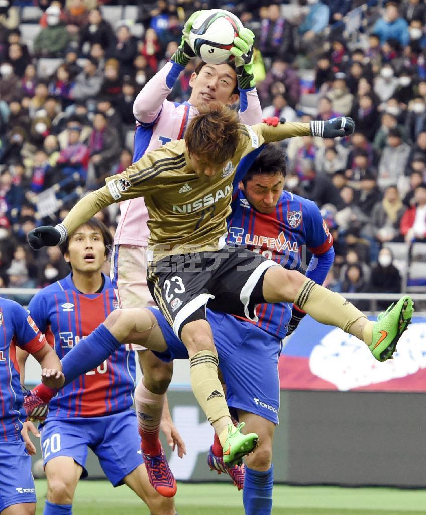 好セーブ連発のＧＫ権田修一は新監督も高評価を与えた＝２０１５年３月１４日、東京都調布市・味の素スタジアム（共同）