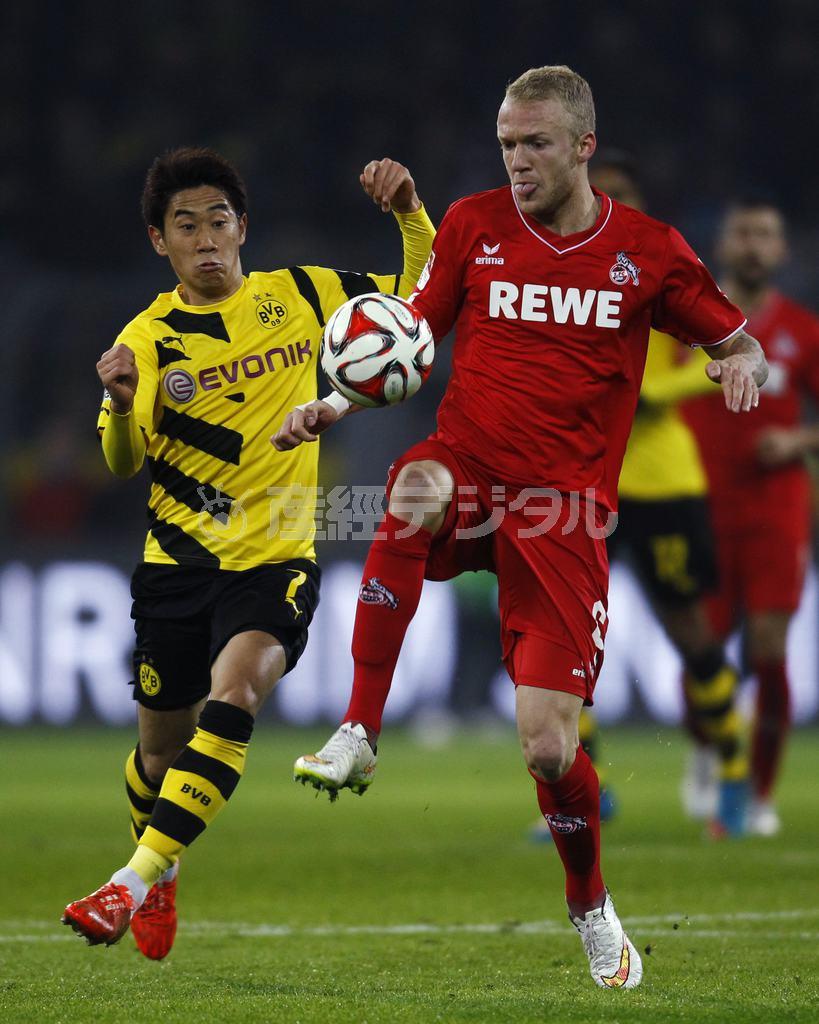 新チームでもエースナンバーを背負うため、香川真司（左）はドルトムントでも結果がほしい＝２０１５年３月１４日、ドイツ・ノルトライン＝ヴェストファーレン州ドルトムント（ロイター）