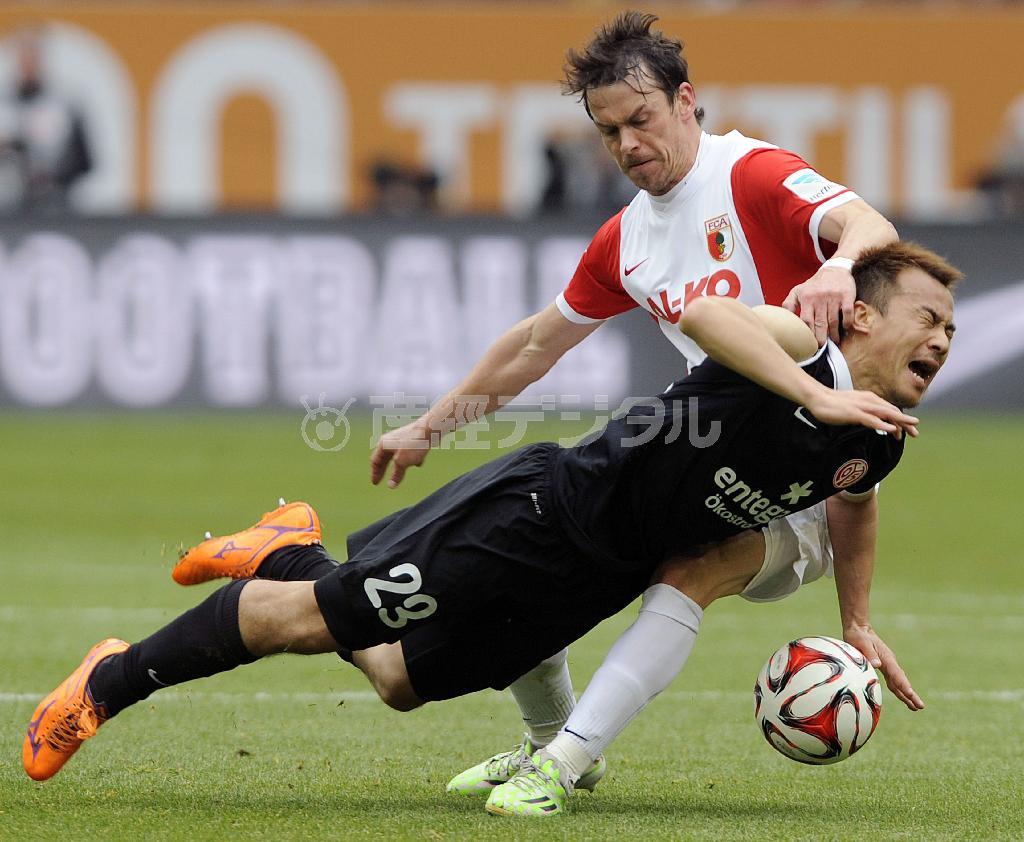 岡崎慎司（手前）は今季もドイツで好調。献身的で泥臭いプレーは新監督の評価も高いだろう＝２０１５年３月１４日、ドイツ・アウクスブルク（共同）