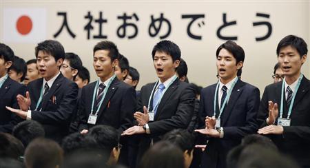 セブン＆アイ・ホールディングスの合同入社式のリハーサルで、手話を交えてあいさつをする新入社員＝１９日午前、東京都内のホテル
