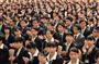 セブン＆アイＨＤが合同入社式で拍手の練習をする新入社員ら＝１９日午前、東京都港区（宮崎瑞穂撮影）