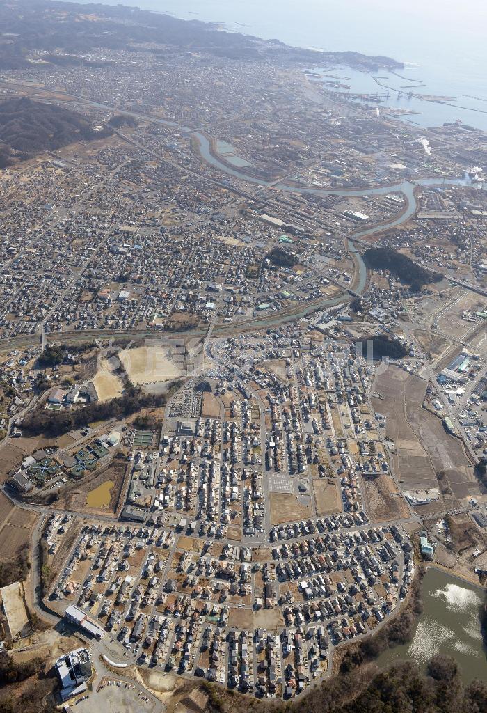 東日本大震災からの復興に伴う土地需要で、公示地価の上昇率が高い福島県いわき市。手前は上昇率が全国１位になった泉もえぎ台＝２０１５年３月１３日（共同通信社ヘリから撮影）