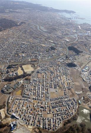 東日本大震災からの復興に伴う土地需要で、公示地価の上昇率が高い福島県いわき市。手前は上昇率が全国１位になった泉もえぎ台＝２０１５年３月１３日（共同通信社ヘリから撮影）