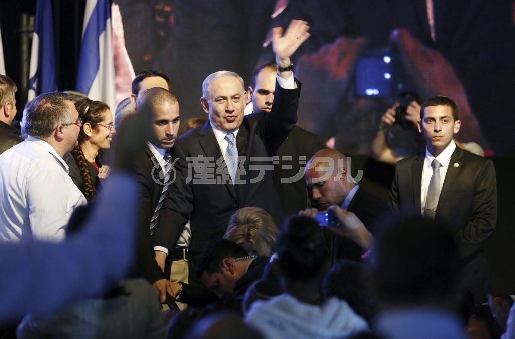 ３月１８日、イスラエル・テルアビブのリクード本部で支持者に手を振るベンヤミン・ネタニヤフ首相＝２０１５年（ロイター）