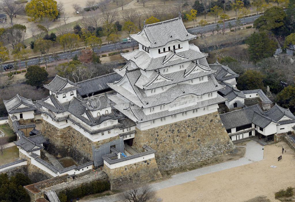 「平成の修理」で輝きを取り戻した姫路城の天守＝２０１５年２月、兵庫県姫路市（共同通信社ヘリから撮影）