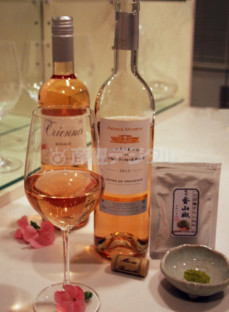 淡いサーモンピンク色のシャトー・デ・ヴァンティニエール＿コート・デ・プロヴァンス・ロゼ２０１３（青木冨美子さん提供）