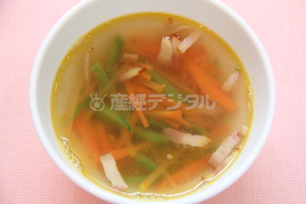絹さや、ニンジン、ベーコンのスープ。※５６ｋｃａｌ、塩分１．２グラム（１人分）