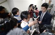 報道陣に囲まれる、チュニジアのテロ事件に巻き込まれた日本人観光客が参加したツアーを企画したＭＳＣクルーズジャパンの関係者（右端）＝１９日、東京都港区虎ノ門（寺河内美奈撮影）