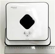 コンパクトなブラーバの外観。中央の黒い部分で天井に照射されたマークを認識する。ほうきマークはから拭き、水滴マークは水拭き、ボタンを押すと拭き掃除がスタート